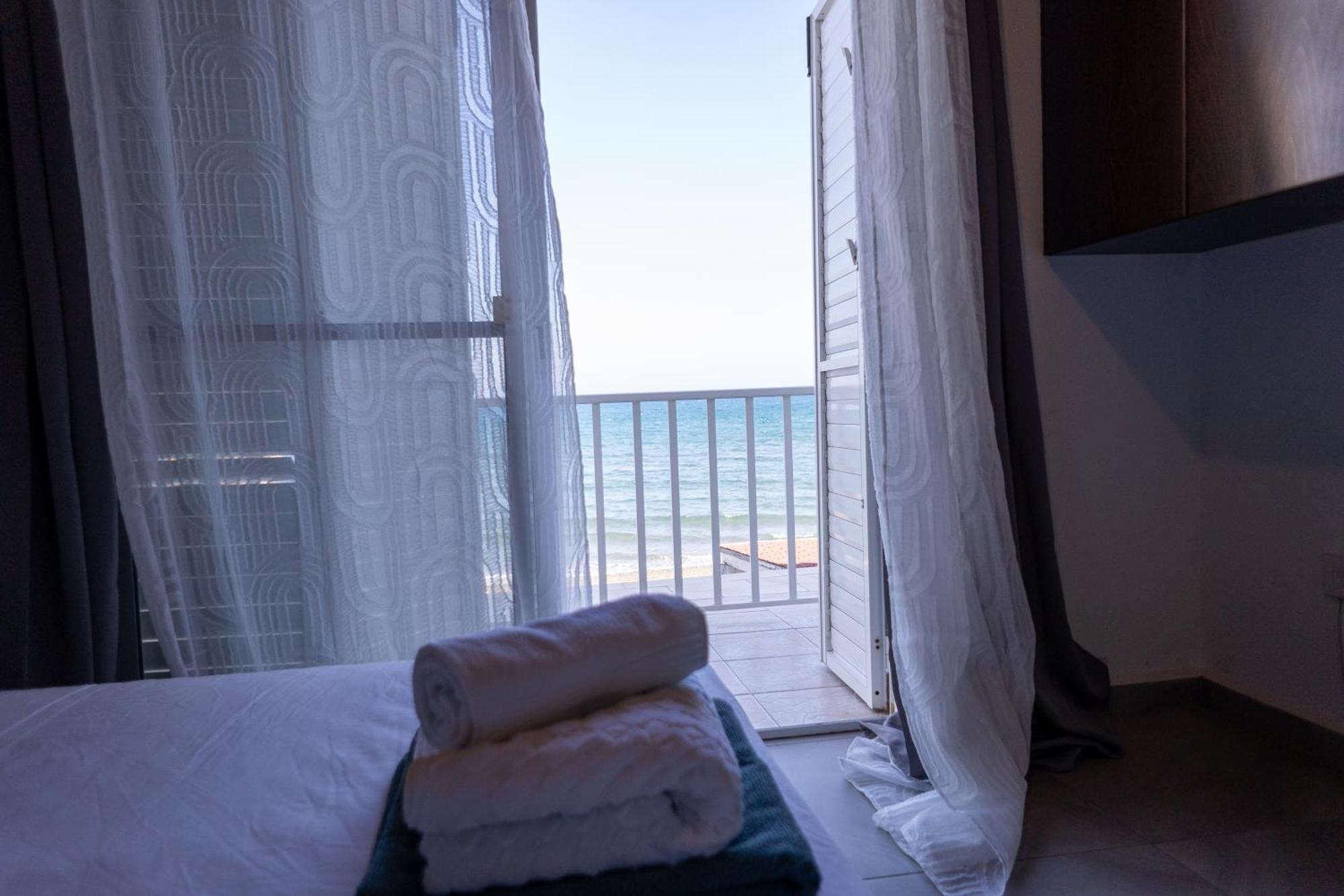 Vila Beach House At Seafront Meneou Exteriér fotografie