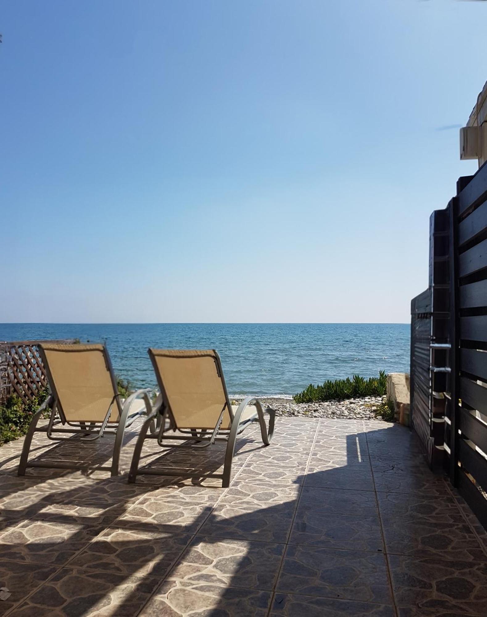 Vila Beach House At Seafront Meneou Exteriér fotografie