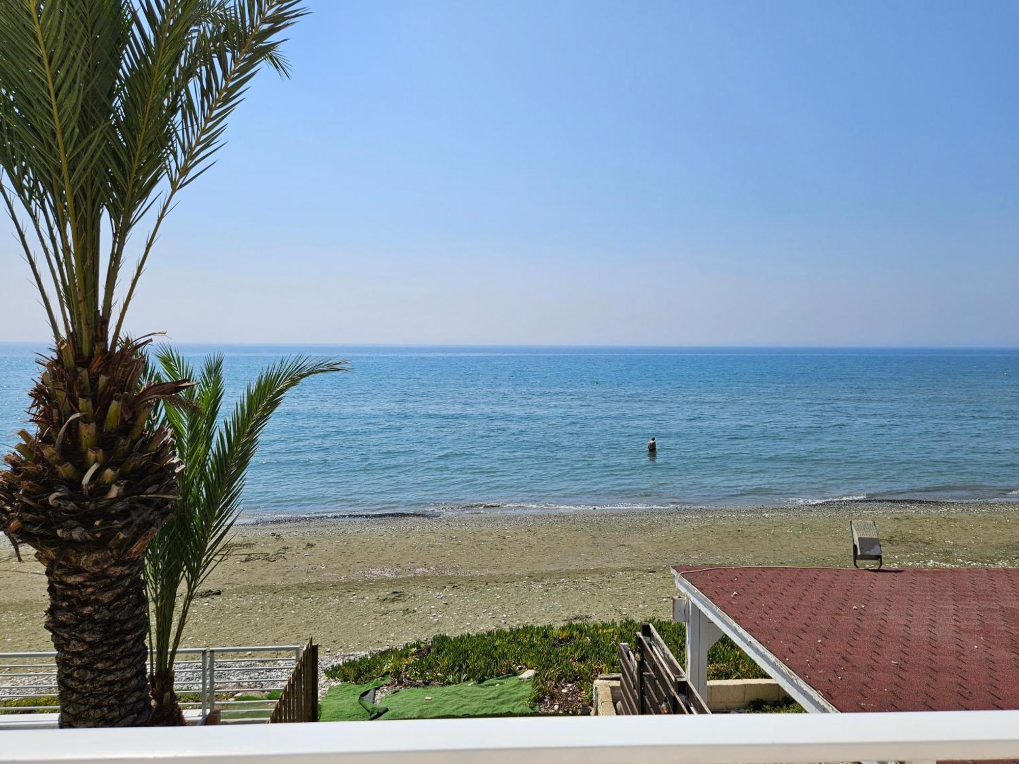 Vila Beach House At Seafront Meneou Exteriér fotografie
